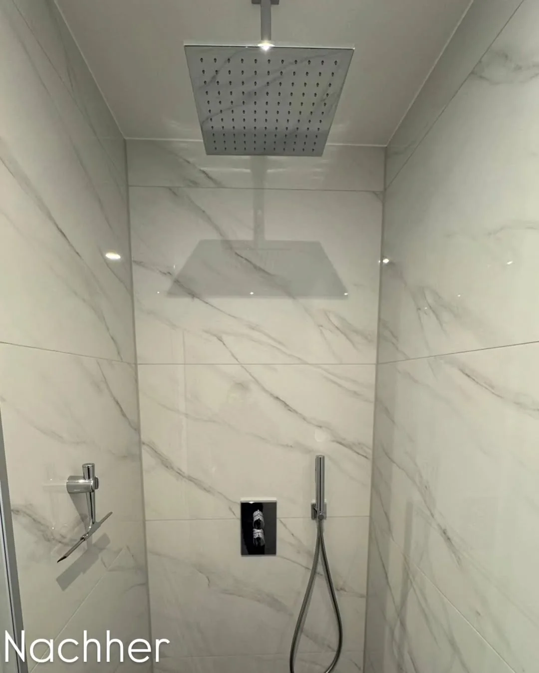 Badezimmer nachher – moderne Marmor-Walk-in-Dusche