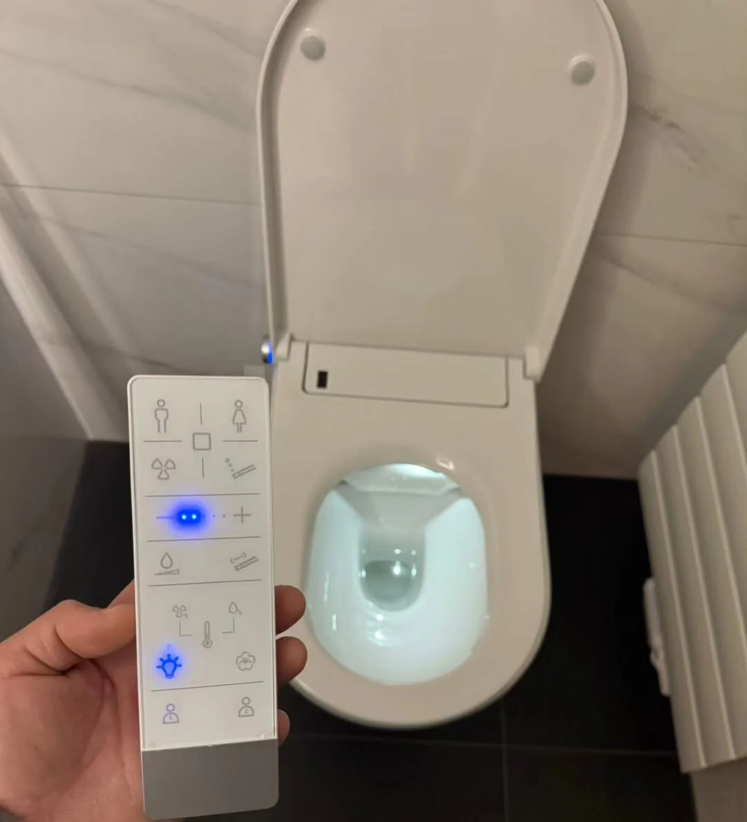 Dusch-WC mit Fernbedienung und blauer Innenbeleuchtung